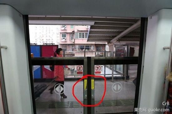 网友教授被夹地铁安全门和车门之间自救方法