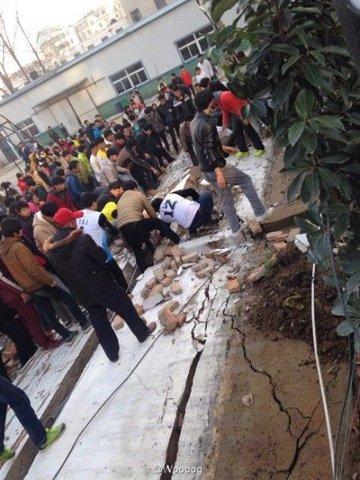 安徽一中学墙塌压死5学生 现场喊叫声撕心裂肺