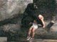 3岁小男孩不慎掉进猩猩园区 母猩猩竟然智救他的性命！