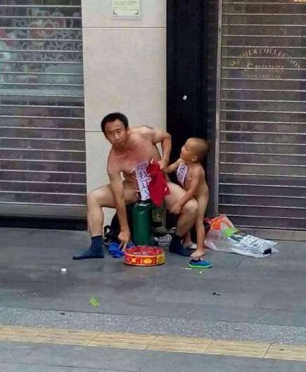 广州一男子裸身携幼子淋汽油 要求“给我正义”