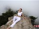 挑战极限！美女两千米悬崖绝壁上练瑜伽(图)