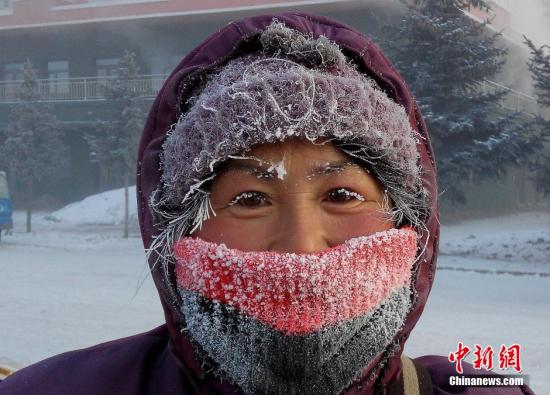 2015年12月26日，内蒙古呼伦贝尔，受强冷空气影响，呼伦贝尔市境内各地遭遇极端低温天气。图为当日图里河镇最低气温达-42℃，低温使市民的脸上瞬间结满冰霜。 图片来源：视觉中国