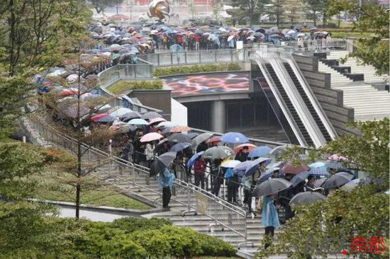 直击广州首家苹果专卖店开业 千人暴雨中排队