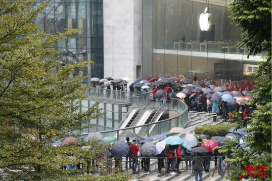 直击广州首家苹果专卖店开业 千人暴雨中排队