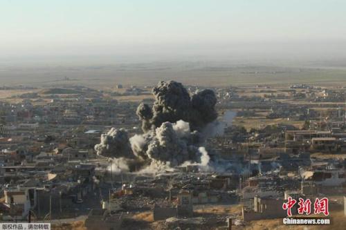 资料图：当地时间2015年11月12日，伊拉克北部重镇辛贾尔，库尔德自治区武装在以美国主导的“国际联盟”空中支援下，突破了“伊斯兰国”武装分子设在辛贾尔外围的防线。