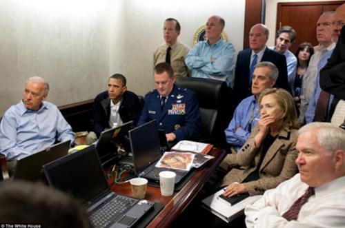 资料图：美总统奥巴马、副总统乔拜登、时任国务卿希拉里克林顿及其他安全官员在观看刺杀拉登行动实时视频