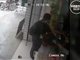 四川资阳某银行遭抢劫 女柜员被1.5米长枪顶头