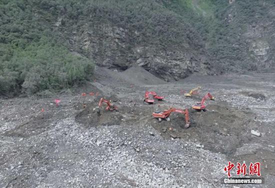 6月25日，航拍四川茂县山体垮塌救援现场。 中新社记者 刘忠俊 摄