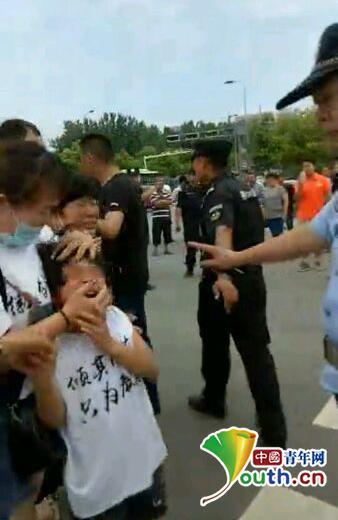 警察释放催泪瓦斯伤到女孩眼睛 2名责任人被处理