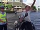 实拍海南男子骑摩托车闯红灯被拦魔性尬舞视频笑岔众人！