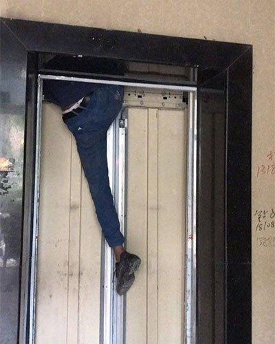 电梯维保工人作业时被卡身亡 官方:疑因违规作业