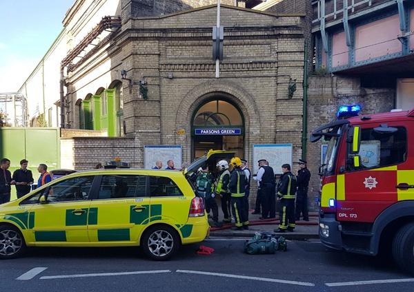 伦敦地铁爆炸案目击者：火势吞没车厢 人们争相逃离