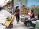 二连浩特市老人为外国旅客拉货一天赚30元 平均年龄超60岁