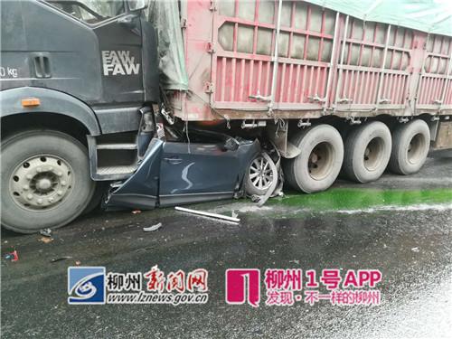 泉南高速发生3起严重交通事故:小车被压扁 4人死亡