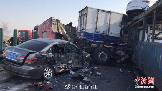 京沈高速30多辆车连环相撞 造成近十几公里拥堵