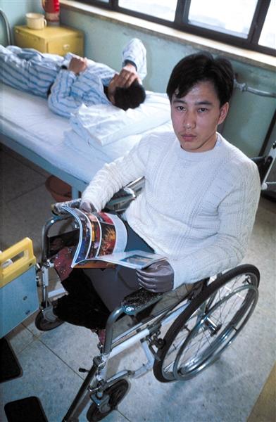 国内首例核辐射案受害者:四肢仅剩右臂 儿子27个月