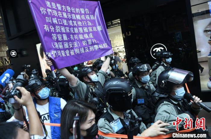 香港警方拘捕70余人其中2人涉嫌违反香港国安法