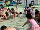 宿州一幼儿园搭简易泳池让孩子体验抓泥鳅