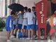 深圳一学校不在校内订餐学生 被赶出教室淋雨吃饭