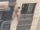 宁波一男子赤身裸体趴在6楼外 官方通报
